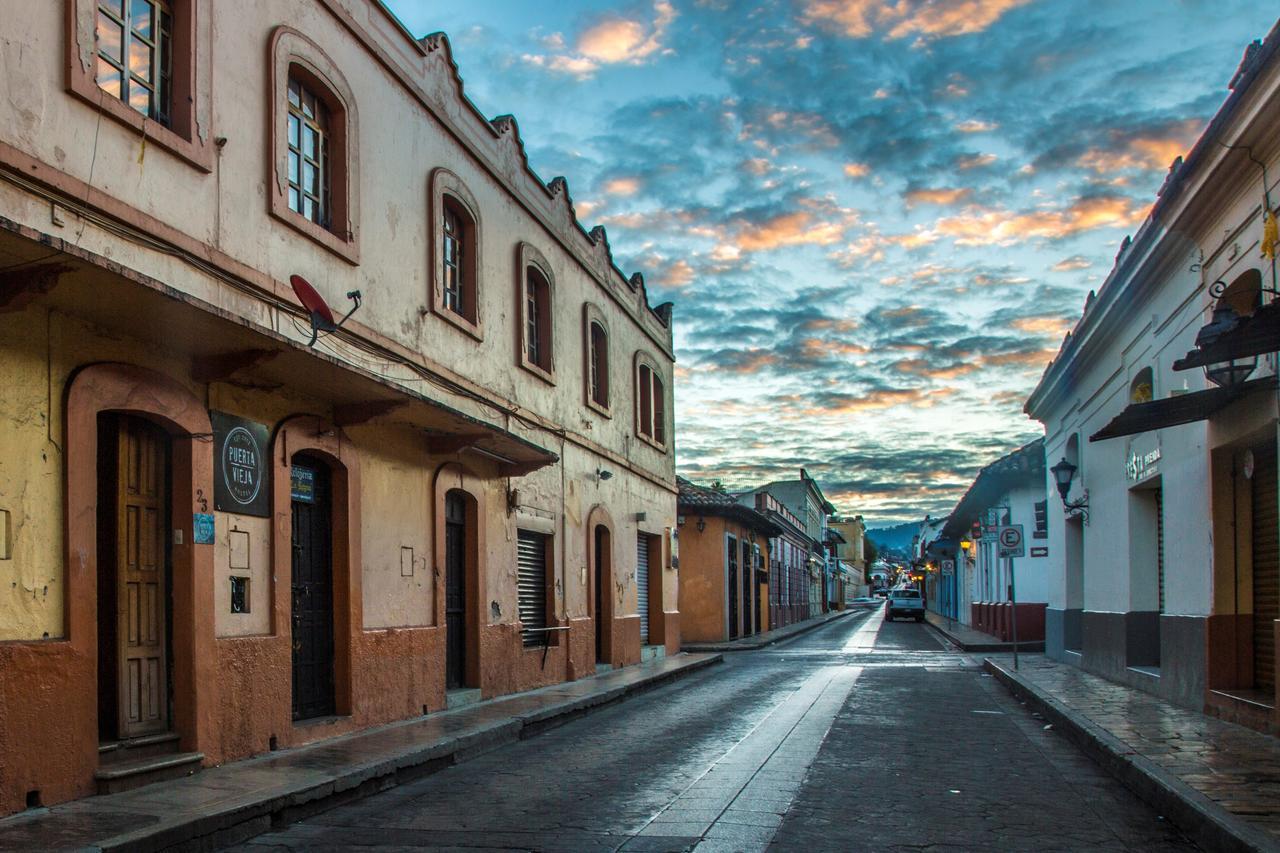 Hostal Puerta Vieja *